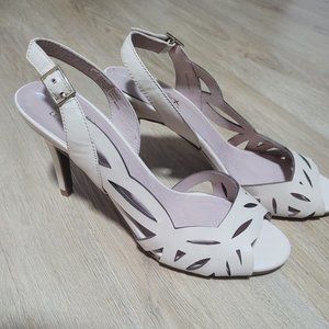 Nude leather Le Chateau heels